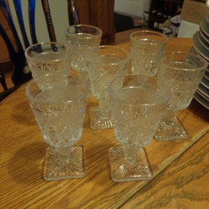 Siedem Imperial Cape Cod 4-1/2" Wine Stems. Ładny, nieuszkodzony stan - wszystkie! Wystawiam inne partie tej ładnej linii. INV#1086