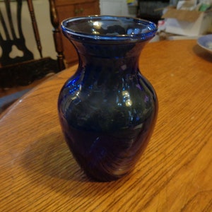 1970&#39;s Cobalt Swirl 5-1/2&quot; Blown Glass Vase. 2-5/8&quot; Top Opening. 3-1/2&quot; Diameter at Widest Part. Undamaged and no Water Scale. INV0981