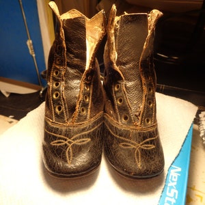 Viktorianische schwarze Leder & Wildleder Kleinkind (4-1 / 2 &quot;lang) High Top Schuhe, 16 Loch für Schnürsenkel. Tolle dekorative Zehenstiche! PREIS REDUZIERT!