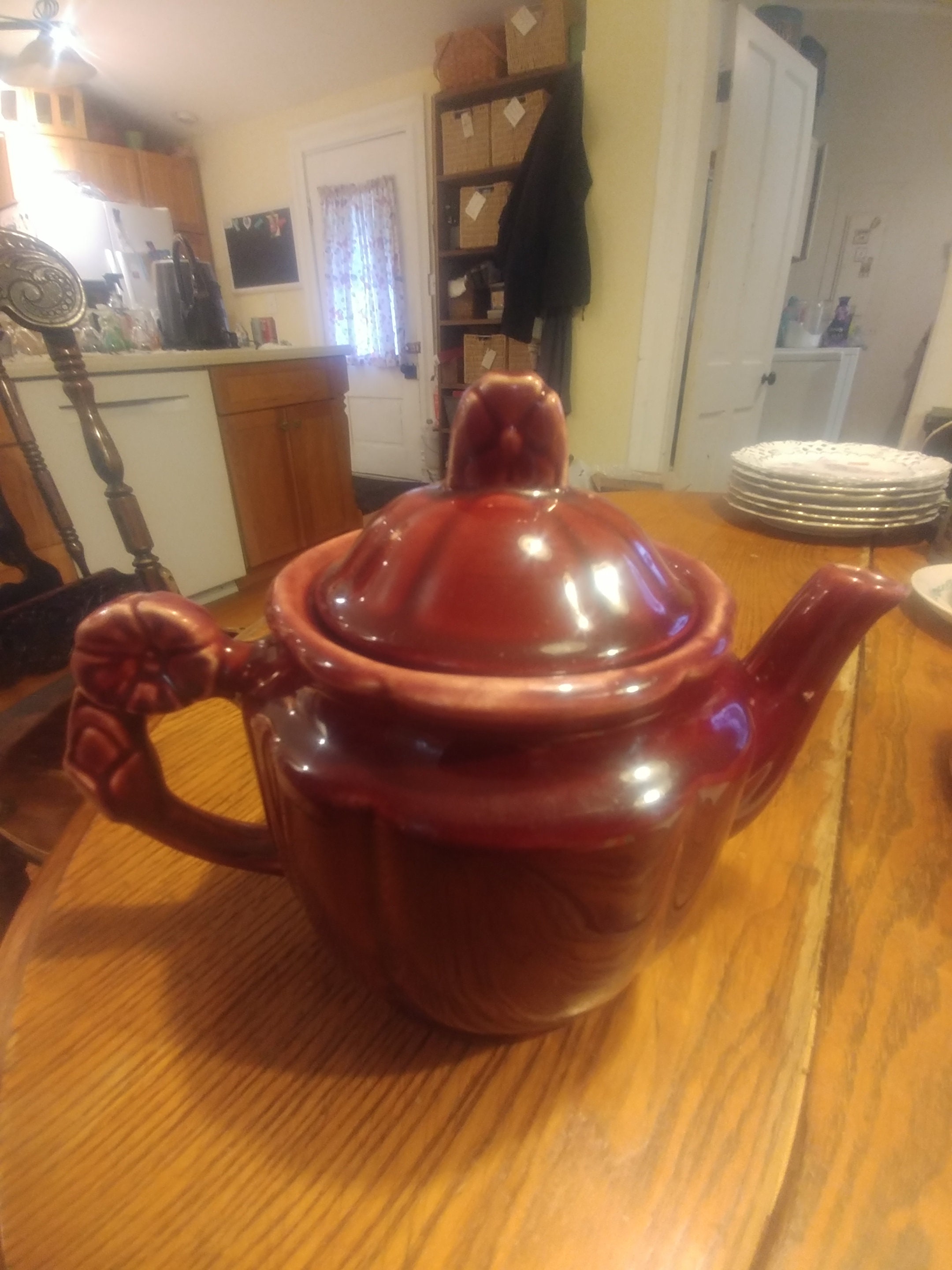 1940 年代頃のショーニー バーガンディ「ロゼット」ティーポット。蓋の