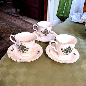 Tres juegos de tazas NIKKO Happy Holidays de 9,5 cm y platillos de 16,5 cm. Todos intactos y sin grietas. Se muestran más de este modelo. INV#1310B