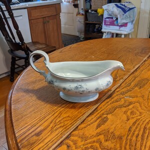 Circa 1960-80 Johann Haviland (Bavaria) 8-1/2&quot; Blue Garland Footed Gravy Boat. Splendide condizioni intatte, finiture robuste. INV#0944