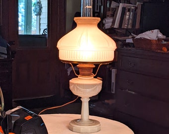 Lampe de table électrifiée en alacite, drapé, Lincoln, Aladdin, 1933-1955, avec abat-jour et cheminée. Très bon état. Voir la description complète. Numéro d'article 1667