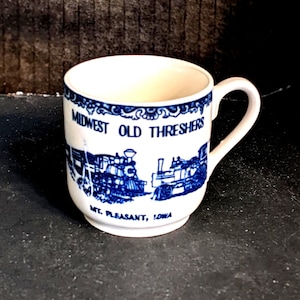 Tazza Midwest Old Threshers blu/bianca da 2-1/8" di metà secolo, Mt. Pleasant, Iowa. INV#0651