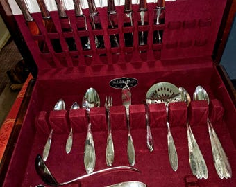 Conjunto de 33 peças, modelo Nobility REVERIE, datado de aproximadamente 1937. Sem perda de prata. Venda por peça. Inventário nº 1565.
