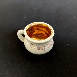 Vintage miniatyr 3/4" keramisk potta, "Go Way Back and Sit Down" i guld. Guldfärgad inuti. Oskadad. FAKTURA#0783H