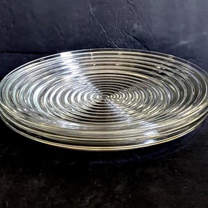 Tres platos llanos Hocking MANHATTAN de 10-1/8", 1938-43. Sin daños ni marcas de uso. N.° de inventario: 1743.