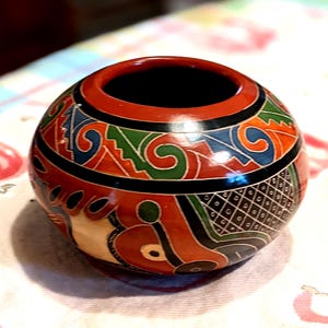 Nicaraguaanische Künstlerin Paula Gutierrez 4-1 / 2 "x 3" Schüssel oder Glas. Alter unbekannt. Ihre Kreationen werden gesammelt. Geritzt am Sockel. Unbeschädigt. INV#1788