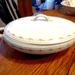 1848-1933年製、ヴァイマー社製、ドイツ製11インチ蓋付きハンドル付きサービングボウル。損傷やひび割れのない良好な状態。INV#