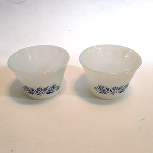 Par, Vitrocrisa Pyr-O-Rey, Dynaware, vita 6,5 cm vaniljsåskoppar, blå blommor. Oskadade. FAKTURA #1616I
