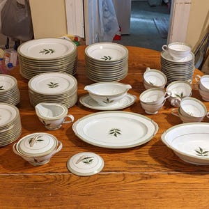 Cir 1953-60 Noritake Greenbay Porzellan Geschirr 72-tlg. Verkauf pro Stück. Alle unbeschädigt, starker Besatz, keine Gebrauchsspuren. INV#0900