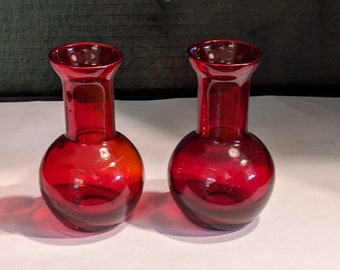 3-3/4 インチの赤いつぼみの花瓶のペア。吹き飛ばされたようです。説明