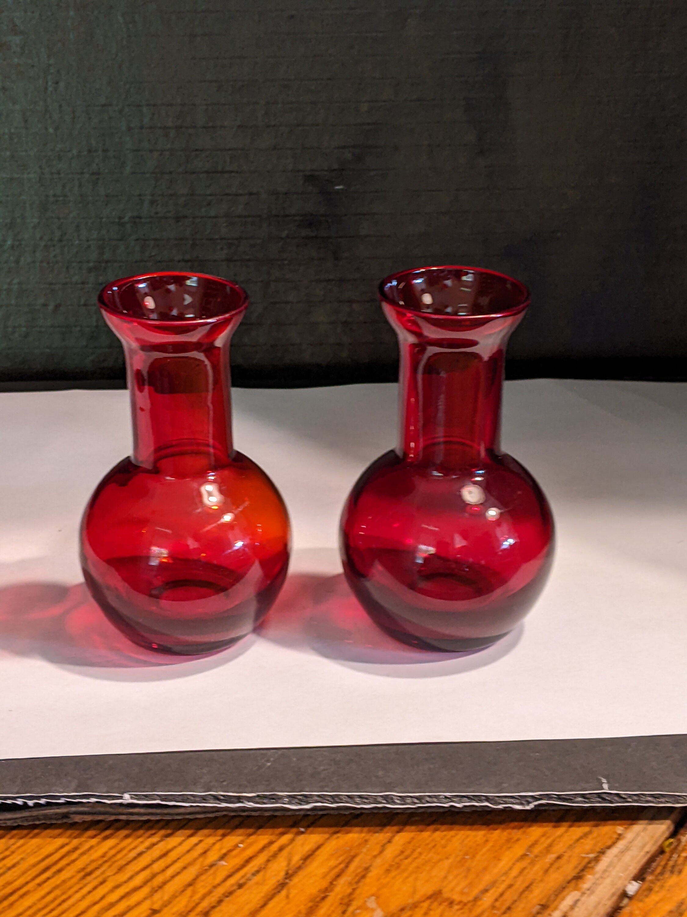 3-3/4 インチの赤いつぼみの花瓶のペア。吹き飛ばされたようです。説明