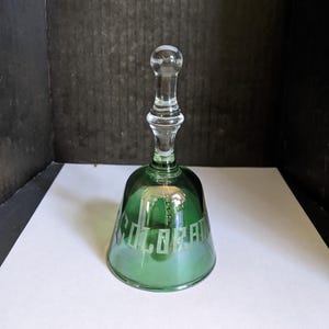 Campanello a mano &quot;Colorado&quot; verde e trasparente inciso all&#39;acido da 5-1/4&quot;. Ottime condizioni, intatto, senza graffi. INV#0304
