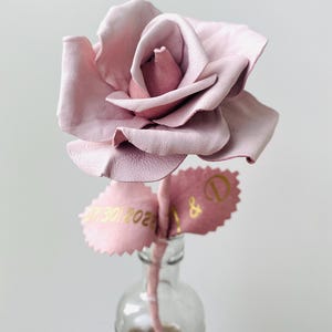 Lederrose mit Datum und Initialen, Geschenk zum 3. Hochzeitstag, Lederrose, Hochzeitsgeschenk aus Leder, Geschenk zum 9. Hochzeitstag, Geschenk für die Ehefrau