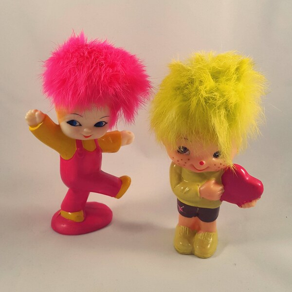 Vintage Kitschy figura par, niño y niña con pelo colorido, bayas de Hong Kong, rosa, amarillo
