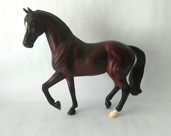 Classic Breyer Reeves Dark Brown White Blaze Classic Breyer Horse Figurine, Brown black horse figurine