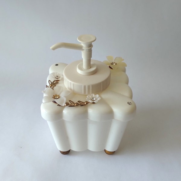 Vanitee by Menda Hand Soap Dispenser, Vintage Menda Co White Floral Soap Dispenser, Retro Bathroom Decor