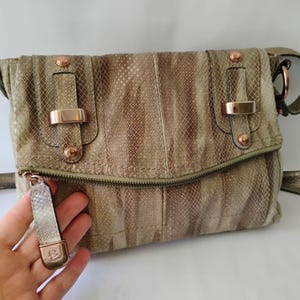 Bolso de hombro B Makowsky de piel auténtica con estampado de piel de serpiente y herrajes en oro rosa