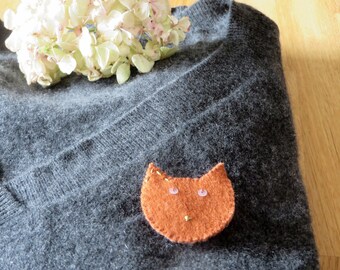 Broche chat gris brique