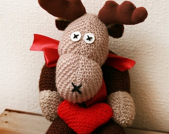 Romantic knitted moose with heart, Moose With Love, Handmade gift with heart, Gift for the couple