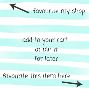 Pu&ograve; includere: Una grafica con strisce blu e bianche e testo nero. Il testo dice "favourite my shop" con una freccia che punta a sinistra. Il testo dice "add to your cart or pin it for later" al centro della grafica. Il testo dice "favourite this item here" con una freccia che punta a destra.