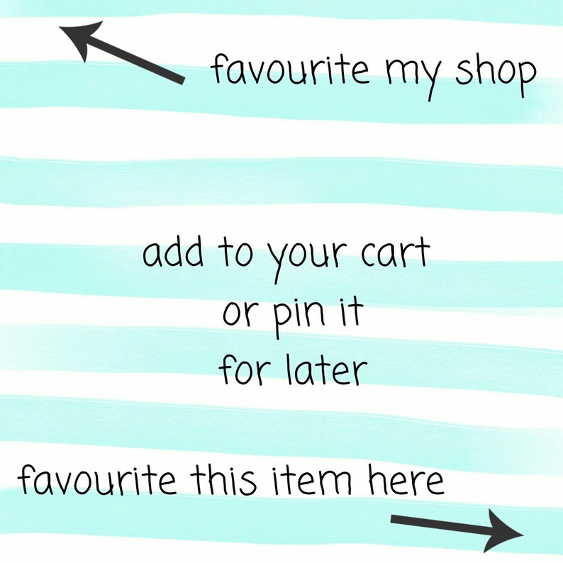 Pu&ograve; includere: Una grafica con strisce blu e bianche e testo nero. Il testo dice "favourite my shop" con una freccia che punta a sinistra. Il testo dice "add to your cart or pin it for later" al centro della grafica. Il testo dice "favourite this item here" con una freccia che punta a destra.