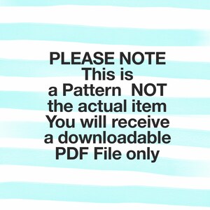 Pu&ograve; includere: Testo su uno sfondo a strisce bianche e blu chiaro che recita: "PLEASE NOTE This is a Pattern NOT the actual item You will receive a downloadable PDF File only"