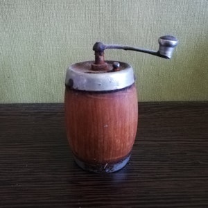 Holzmühle, Vintage Mühle, Gewürzmühle, bulgarische Gewürzmühle, Kleine Pfeffermühle aus Holz, Rustikales Wohndekor