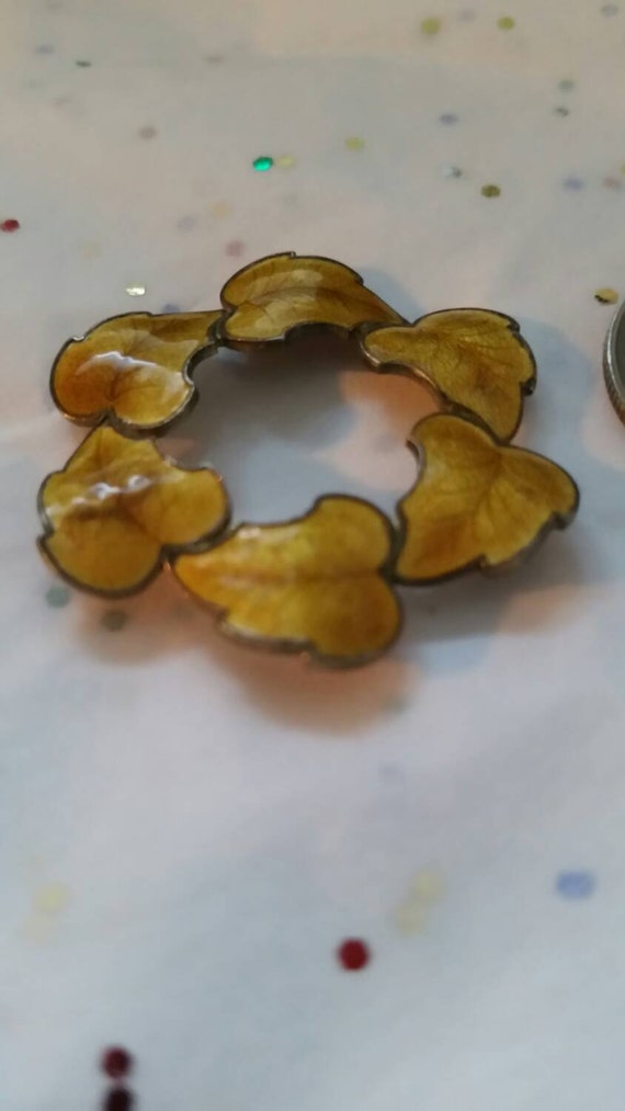 Yellow gold enamel leaf brooch - image 4