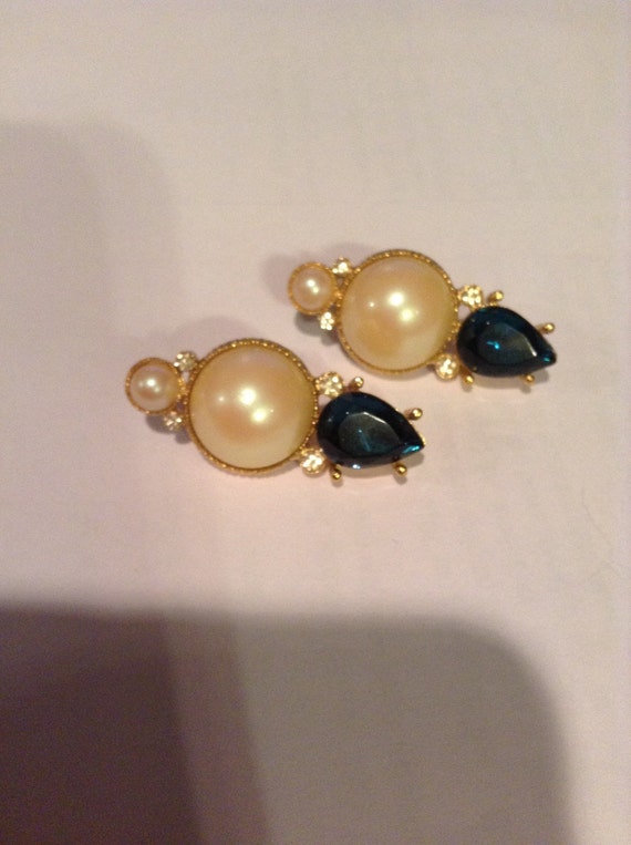 Richelieu pearl and rhinestone earrings - image 1