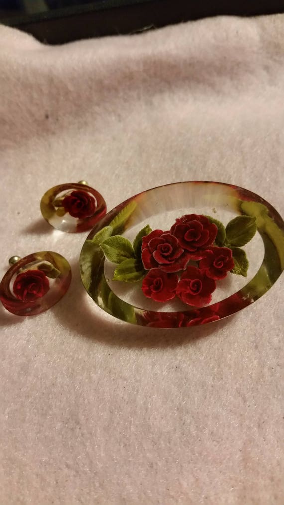 Vintage reversed carved red rose lucite brooch and