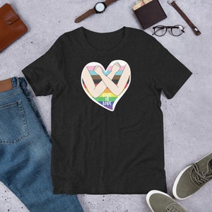 ユニセックス - LOVE IS LOVE レインボーハート Tシャツ