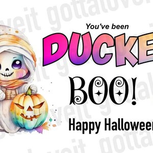 Może przedstawiać: Kolorowa kartka z okazji Halloween z uroczym szkieletem trzymającym dynię. Na kartce napisano "You've been DUCKED BOO! Happy Halloween!"