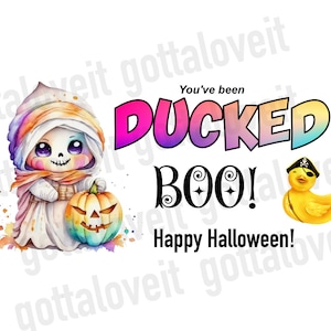 Może przedstawiać: Kolorowy kresk&oacute;wkowy duch trzymający dynię z napisem "You've been DUCKED BOO! Happy Halloween!"
