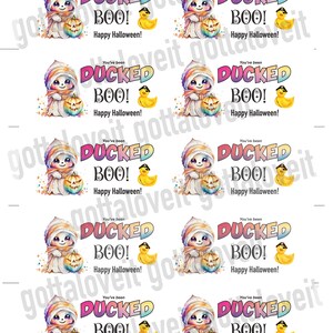 Może przedstawiać: Osiem kolorowych ilustracji przedstawiających ducha trzymającego dynię z napisem "You've been DUCKED BOO! Happy Halloween!"