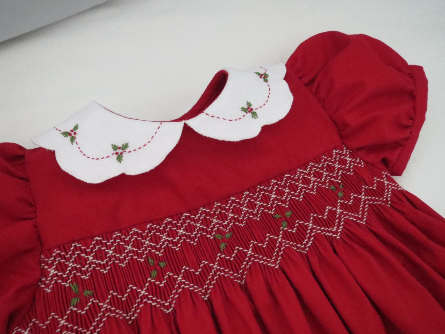 Adorable Red and White Christmas Dress for Baby Girl. Hand Smocked and  Holly Embroidery. Short Sleeve. - Etsy