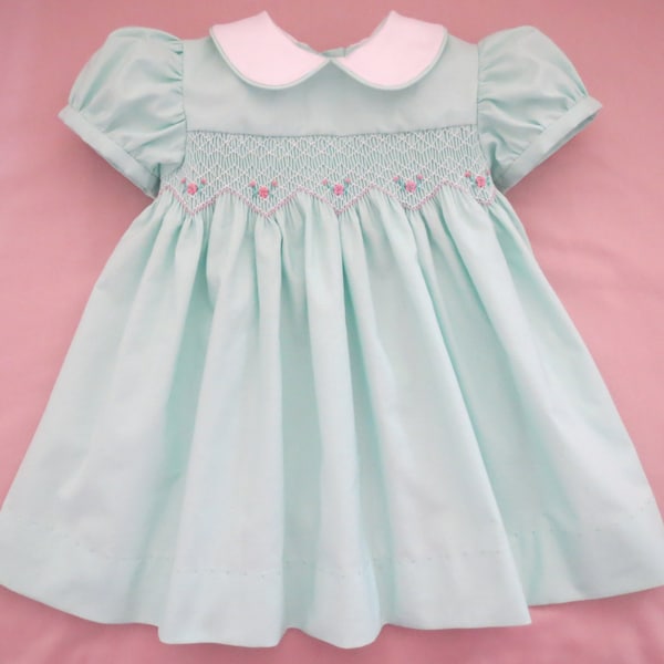 Zoete mintgroene blauwgroen, roze en witte klassieke handgesmokte jurk voor babymeisje. Op bestelling gemaakt.