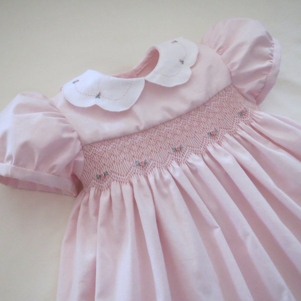 Belle robe rose pâle et blanche classique brodée et smockée à la main pour bébé et petite fille. Fabriqué sur commande.