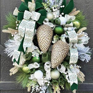 XL festlicher Tannenzapfen Kranz, Weihnachtskranz, Kranz Grün und Gold, Türhänger Grün und Gold, Winterkranz