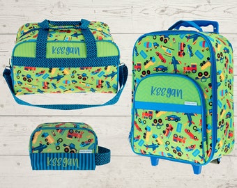 Set de viaje completo para niños que incluye equipaje con ruedas, bolsa de lona y neceser con estampado completo y personalización bordada