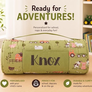 Könnte beinhalten: Eine grüne, rechteckige Schlafmatte mit einem Bauernhoftier-Muster, einem Griff und einer Tasche. Die Matte ist mit dem Namen "Knox" in gestickten Buchstaben personalisiert. Auf der Matte steht "Ready for Adventures!" und "Personalisiert mit dem Namen Ihres Kindes."