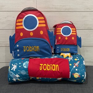 Ensemble sac à dos Sieste Mat Sidekick pour enfants et déjeuner avec broderie personnalisée