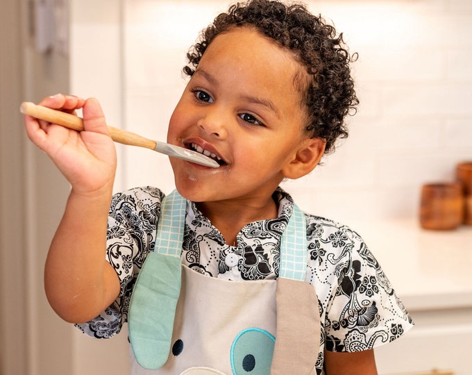 Embroidered Animal Apron for Children: Personalized Cooking & Crafts