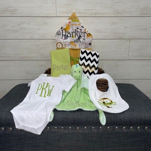 A Taste of the Favorites Baby-Geschenkkorb - Individuell für Jungen- oder Mädchen-monogramm Kapuzenhandtuch, Spucktücher, Lätzchen und Strampelanzug