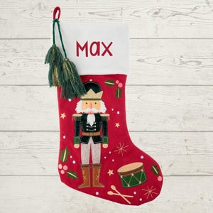 Media navideña personalizada con nombre bordado