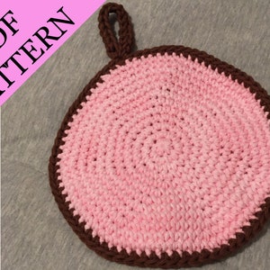 Könnte beinhalten: Rosa gehäkelter Topflappen mit braunem gehäkeltem Rand und braunem Schlaufe. PDF-MUSTERS.