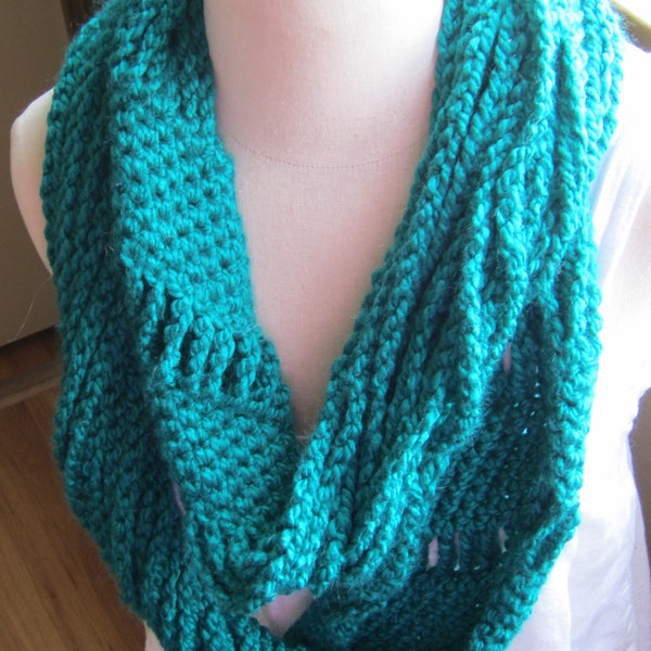 Crochet Cowl*Emerald Green Scarf,Infinity Scarf,Fashion Cowl Infinity Scarf,Scarf,Unique Scarf,Boho Scarf,Feminine Scarf,Women's Fashion