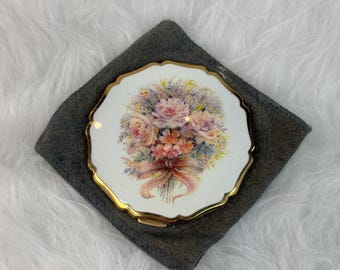 Vintage Stratton Powder Compact with Bridal Bouquet on Lid, 1960s Stratton Powder Compact