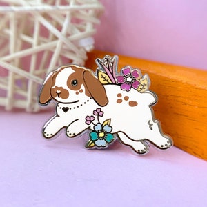 Bruine en witte hangoor konijntje, emaille pin, konijn pin, konijn pin, wit konijn pin, konijn emaille pin, konijn emaille pin